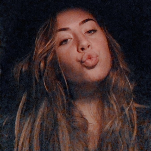 Meet your Posher, Caroline - Picture 1 of 1